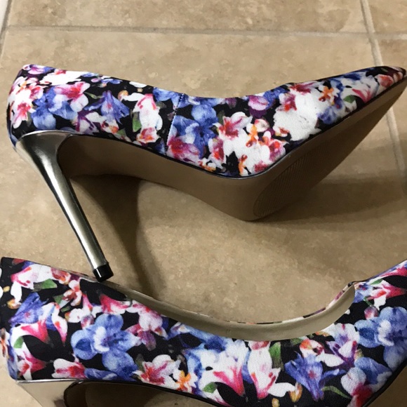 Kohl’s Woman's Floral Heels- New - Picture 5 of 6